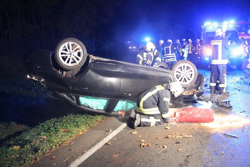 Der Wagen blieb schließlich auf dem Dach liegen. 