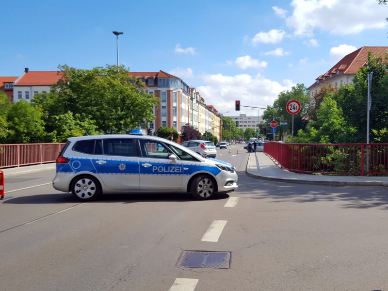 Bei einem Zusammenstoß zweier Autos sind am Mittwoch (27.06.2018) in Erfurt auf der Stauffenbergallee ein elf Wochen altes Kind und seine Mutter verletzt worden. Ein 74-Jähriger hatte ihren Wagen beim Linksabbiegen übersehen.