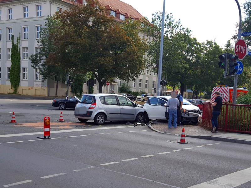 Bei einem Zusammenstoß zweier Autos sind am Mittwoch (27.06.2018) in Erfurt auf der Stauffenbergallee ein elf Wochen altes Kind und seine Mutter verletzt worden. Ein 74-Jähriger hatte ihren Wagen beim Linksabbiegen übersehen.