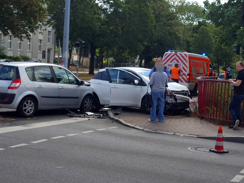 Bei einem Zusammenstoß zweier Autos sind am Mittwoch (27.06.2018) in Erfurt auf der Stauffenbergallee ein elf Wochen altes Kind und seine Mutter verletzt worden. Ein 74-Jähriger hatte ihren Wagen beim Linksabbiegen übersehen.