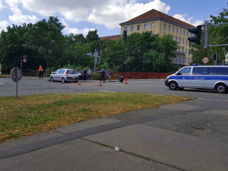 Bei einem Zusammenstoß zweier Autos sind am Mittwoch (27.06.2018) in Erfurt auf der Stauffenbergallee ein elf Wochen altes Kind und seine Mutter verletzt worden. Ein 74-Jähriger hatte ihren Wagen beim Linksabbiegen übersehen.