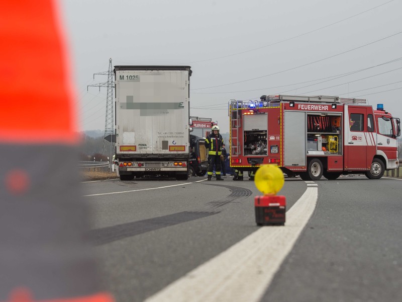 Bei einem schweren Unfall in Sömmerda sind am Montagmittag zwei Menschen tödlich verletzt worden. Ein Lastwagen ist mit einem Kleintransporter einer Erfurter Firma kollidiert. Die Bergung dauert derzeit noch an. (Fotos: Marcus Scheidel)