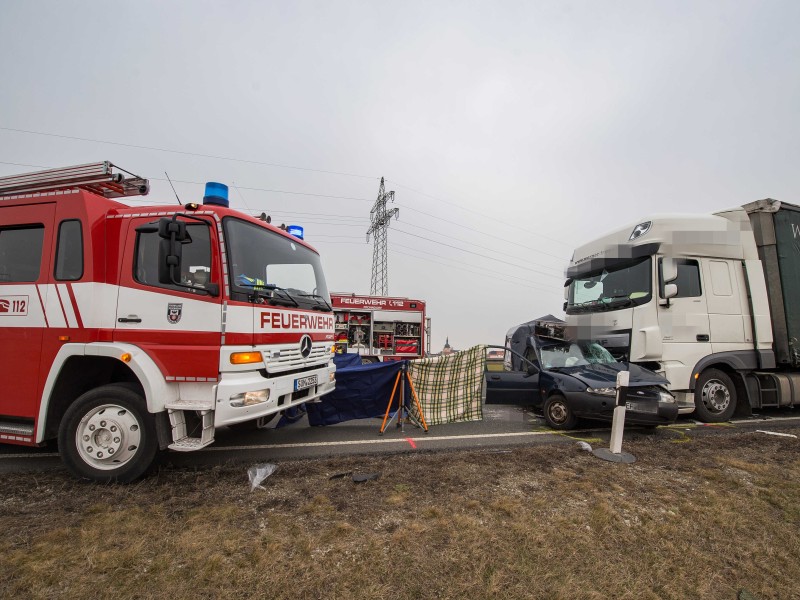 Bei einem schweren Unfall in Sömmerda sind am Montagmittag zwei Menschen tödlich verletzt worden. Ein Lastwagen ist mit einem Kleintransporter einer Erfurter Firma kollidiert. Die Bergung dauert derzeit noch an. (Fotos: Marcus Scheidel)