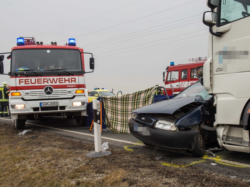 Bei einem schweren Unfall in Sömmerda sind am Montagmittag zwei Menschen tödlich verletzt worden. Ein Lastwagen ist mit einem Kleintransporter einer Erfurter Firma kollidiert. Die Bergung dauert derzeit noch an. (Fotos: Marcus Scheidel)