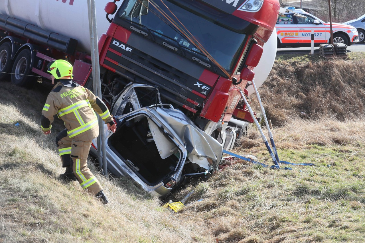 Auf der sogenannten Fortuna-Kreuzung von B92 und B175 bei Weida hat am Montagmittag (27.02.2017) ein Lkw ein Auto unter sich begraben.