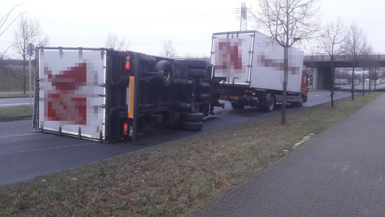 Dieser Anhänger legte sich in Erfurt seitlich auf die Straße.