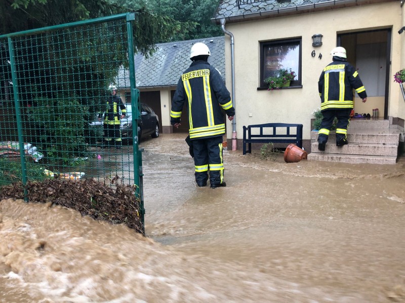 Starke Regenfälle und Unwetter haben in mehreren Thüringer Landkreisen und Sachsen für Überflutungen und Schäden gesorgt. Besonders betroffen war am Samstag der Landkreis Schmalkalden-Meiningen. Das Ausmaß in Bilder.