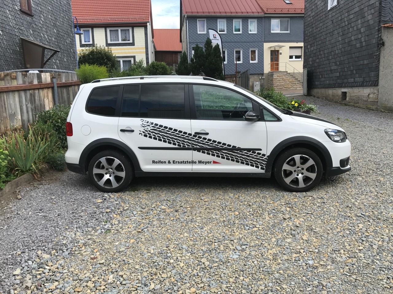 Dieser VW Touran ist im Zeitraum zwischen dem 16. und 17. September in Wolfsberg (Gräfinau-Angstedt/Ilm-Kreis) gestohlen worden.