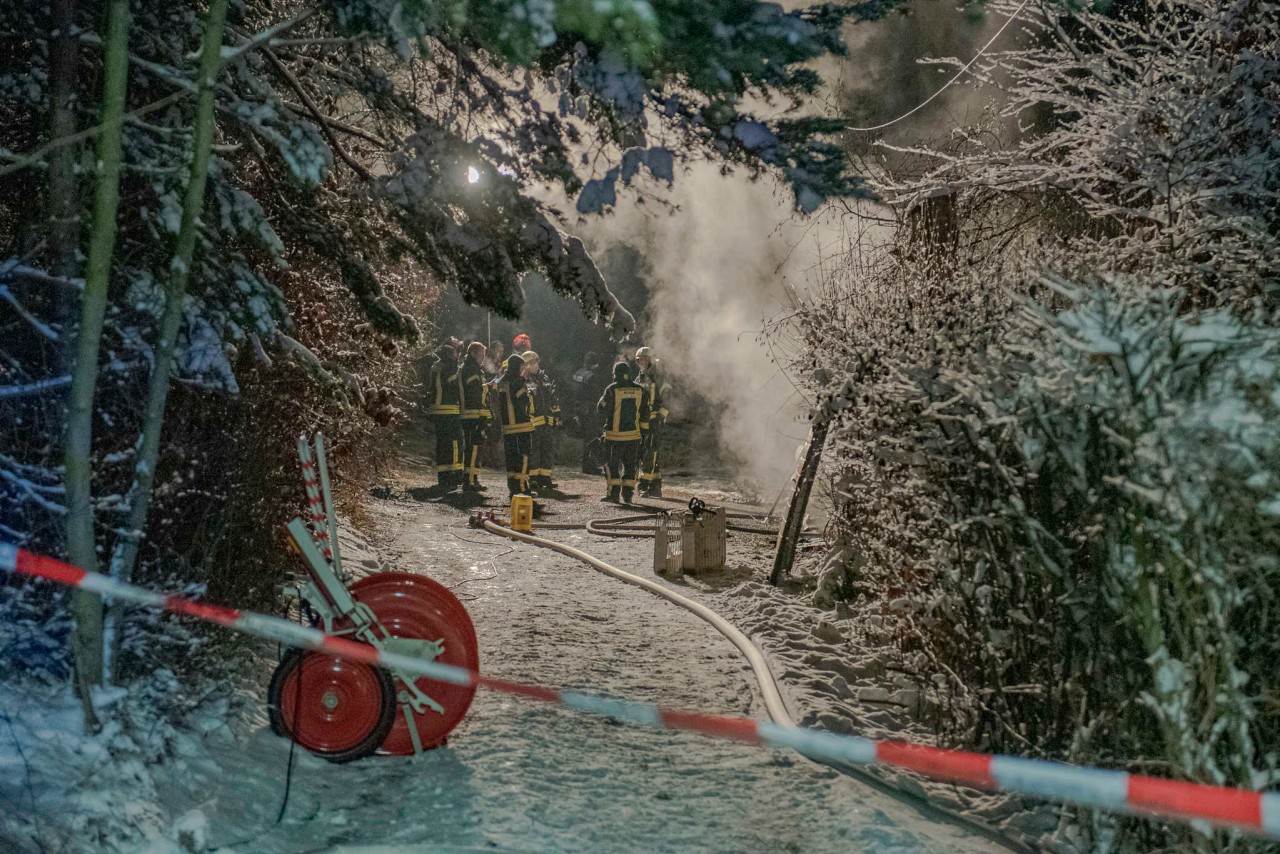 Der Brand in einem Walsstück war für die Feuerwehr nur schwer zu erreichen. 