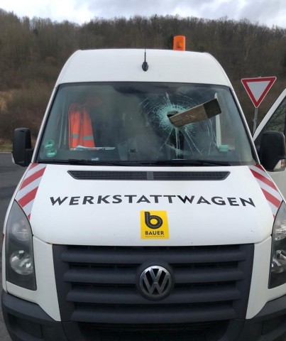 Der Holzpfahl verfehlte den Fahrer im Wartburgkreis nur sehr knapp.