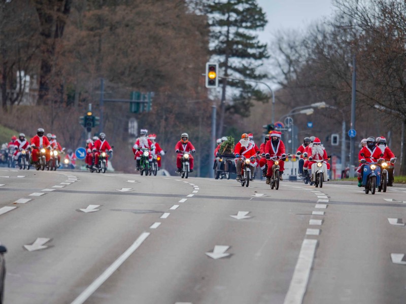 Um die 25 Weihnachtsmänner düsten durch die Stadt.