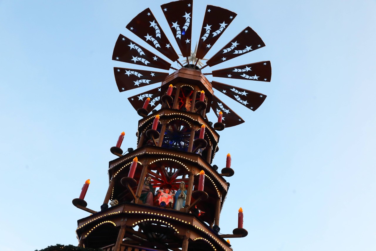 Unbekannte haben die Weihnachtspyramide in Gotha in Brand gesetzt. (Symbolbild)