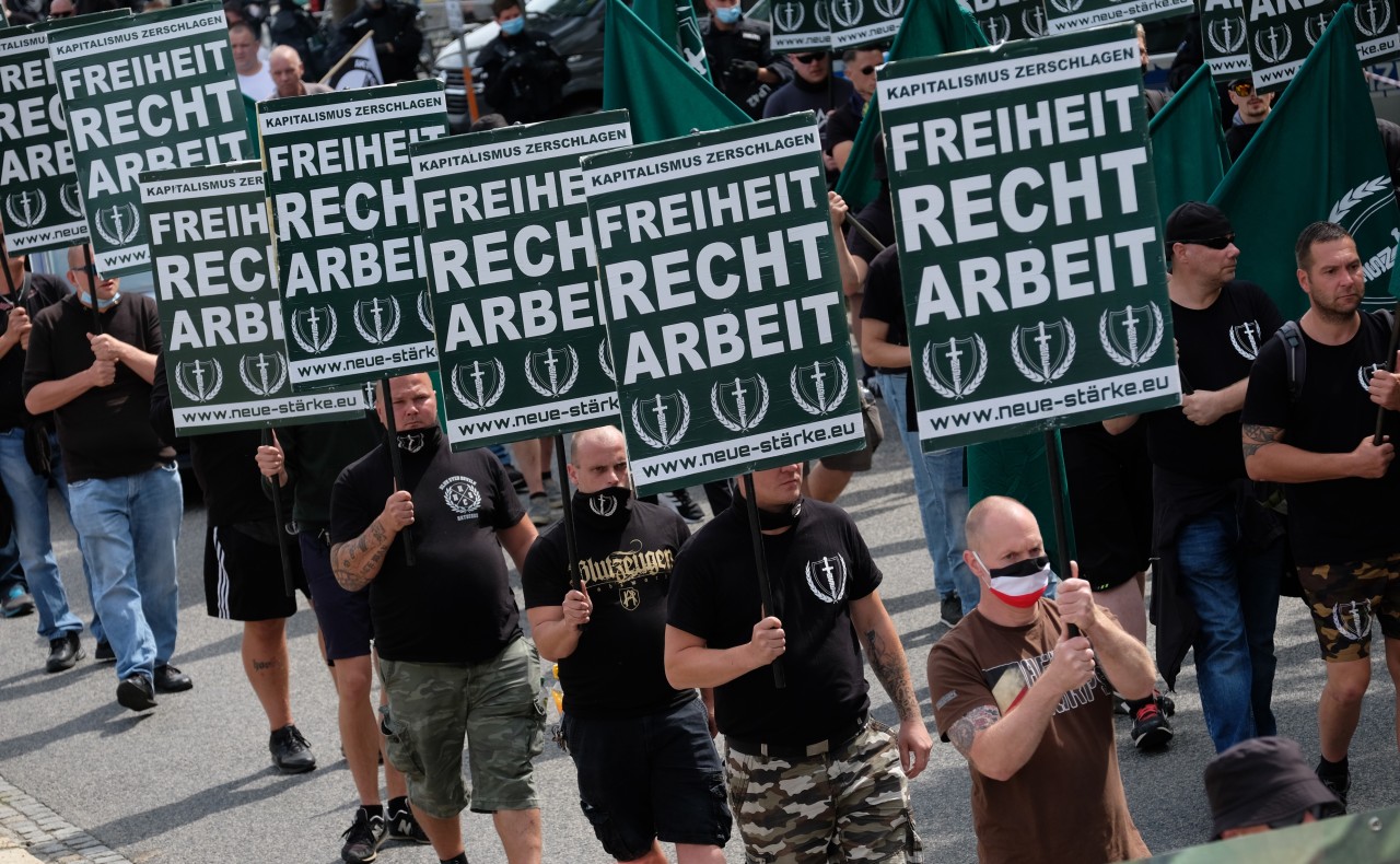 Die Demo der rechtsextremen Szene ist im vollen Gange.