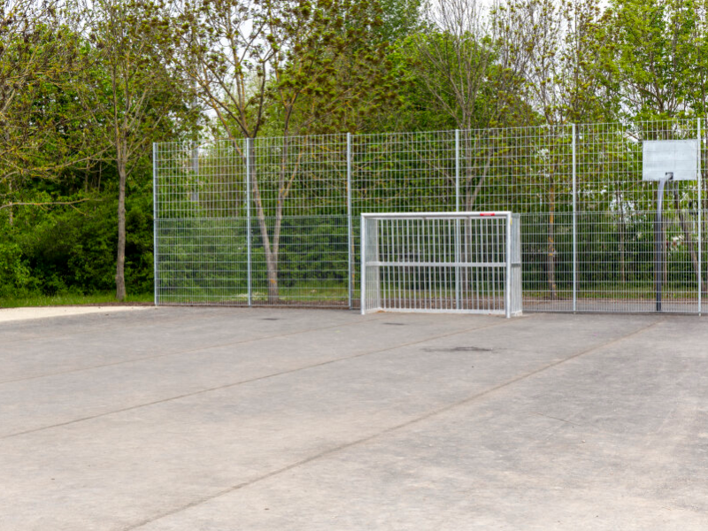 Der Bolzplatz wurde saniert und um ein Streetball-Feld ergänzt.