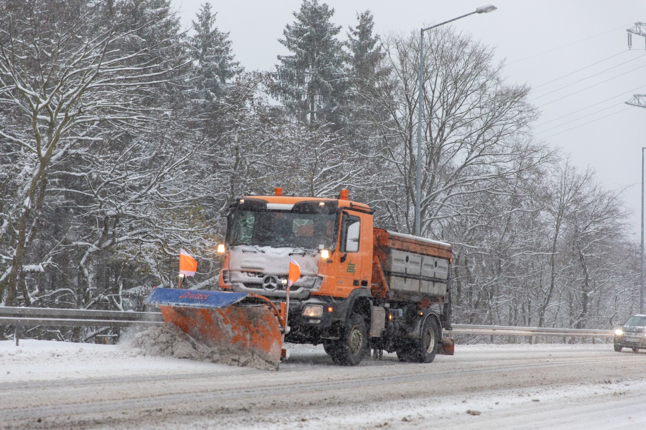 Ein Lkw-Fahrer ärgert sich über den Winterdienst. 