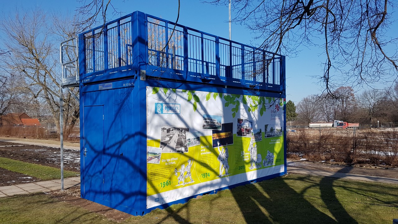 Von einem Info-Container haben Gäste das Buga-Baufeld im Egapark im Blick.