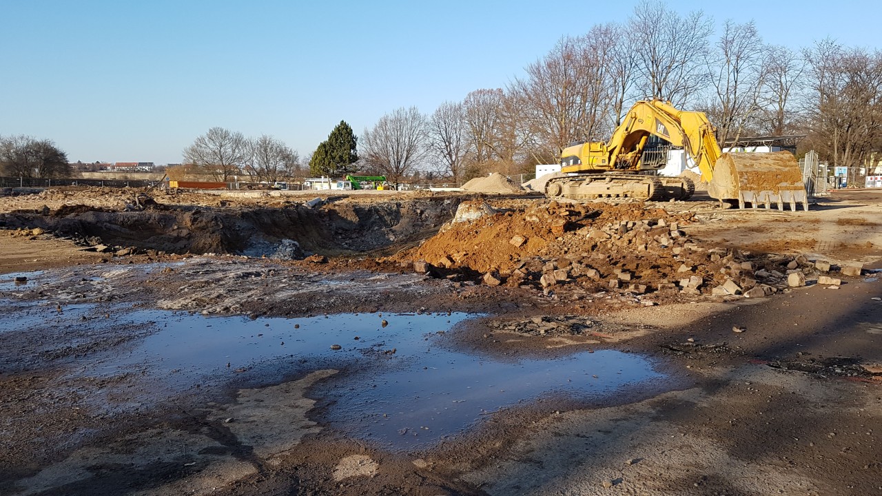 Ein Bagger hebt für den Bau des Wüsten- und Urwaldhauses Danakil im Erfurter Egapark 13.000 Kubikmeter Erde und Bauschutt aus.