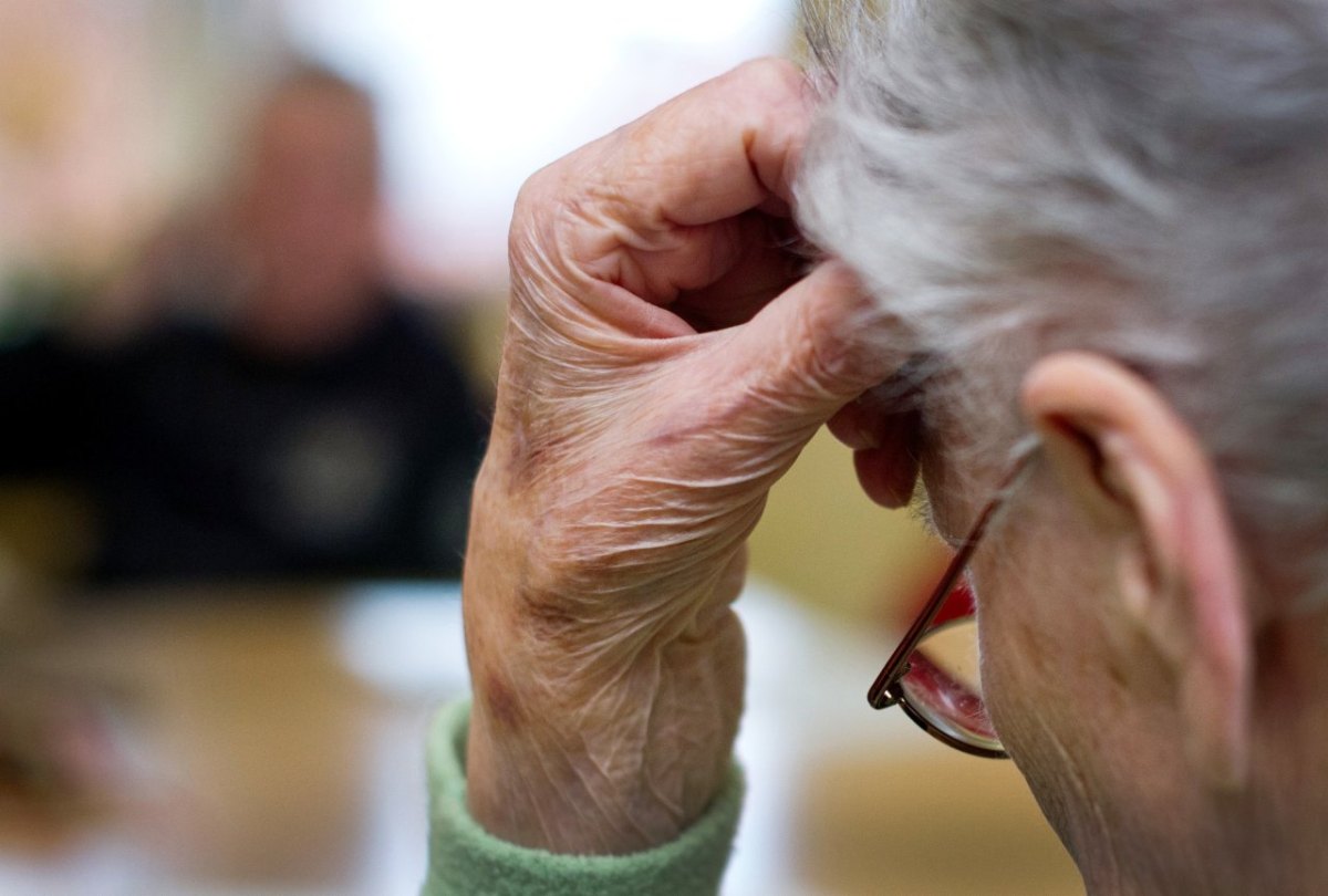 alte frau rentnerin seniorin trickbetrug