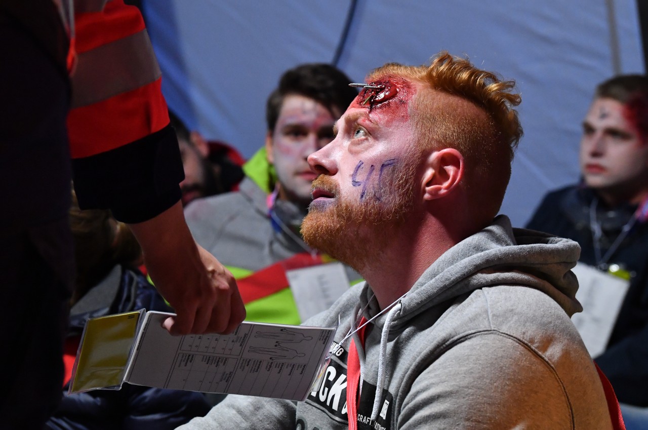 Nägel im Kopf: Bei der Simulation eines Terroranschlags im Hauptbahnhof Erfurt müssen Sanitäter schnell die richtigen Entscheidungen treffen.