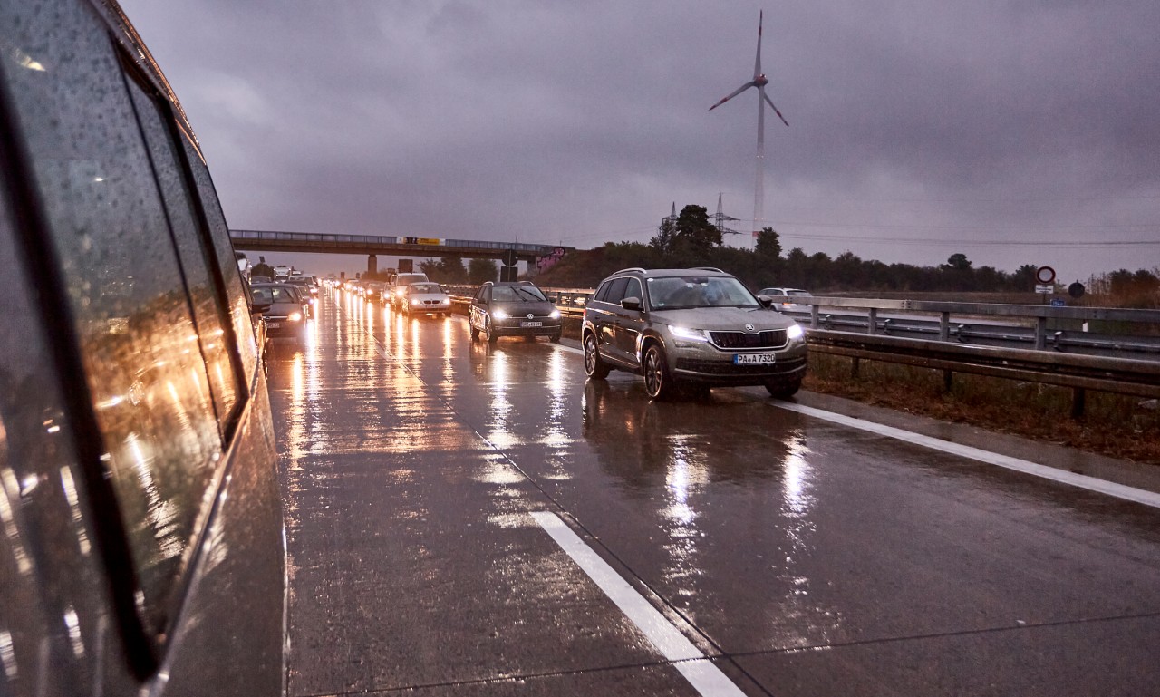 Thüringen: Ein Autofahrer raste über die nasse A4. (Symbolbild) 