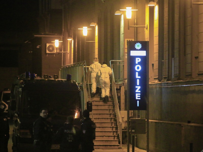 Ersten Informationen zu Folge, soll es eine Schießerei am Erfurter Hauptbahnhof gegeben haben. Die Polizei ist mit einem Großaufgebot vor Ort. Foto: Matthias Gränzdörfer