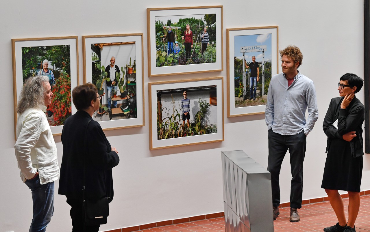 Fotos von Martrin Parr aus der Serie "Kleingärtner" werden in der Ausstellung "Blühstreifen zwischen Traum und Zaun" in der Kunsthalle gezeigt. Die Ausstellung wird anlässlich der Bundesgartenschau vom 4. Juli bis 3. Oktober zu sehen sein. Über 90 Kunstschaffende aus neun Ländern stellen vier Monate lang das Thema "Garten" in den Fokus. 