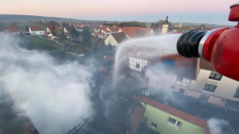 Mit einer Drehleiter bekämpfte die Feuerwehr die Flammen.