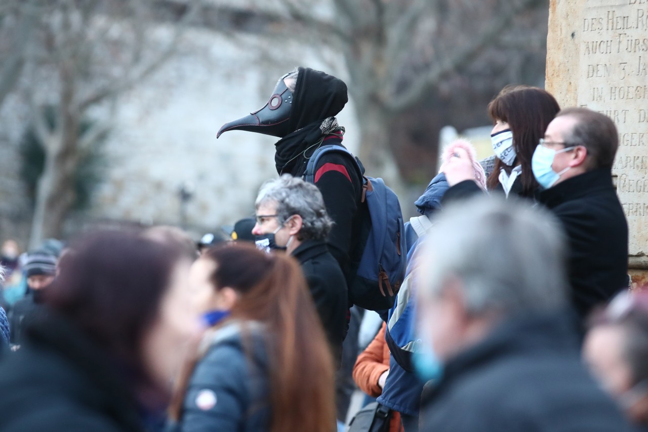 Maske hin oder her: Auch dieser Mann wird am Samstag in Erfurt nicht demonstrieren dürfen. (Archivbild)