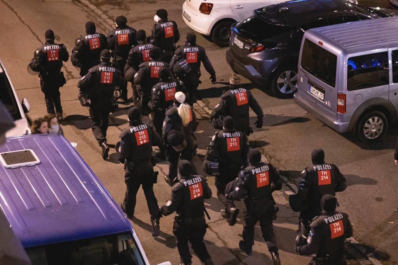 Die Stimmung auf den Corona-Protesten heizt sich immer weiter auf. (Symbolbild)