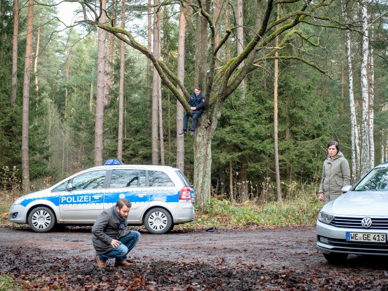 Ungewöhnlich für die Kommissare Lessing (Christian Ulmen) und Kira Dorn (Nora Tschirner): Sie werden zu einem Autounfall gerufen. Der Fahrer eines Firmenwagens eines Kloßherstellers ist in einen Pkw gerast und hat dann Fahrerflucht begangen.