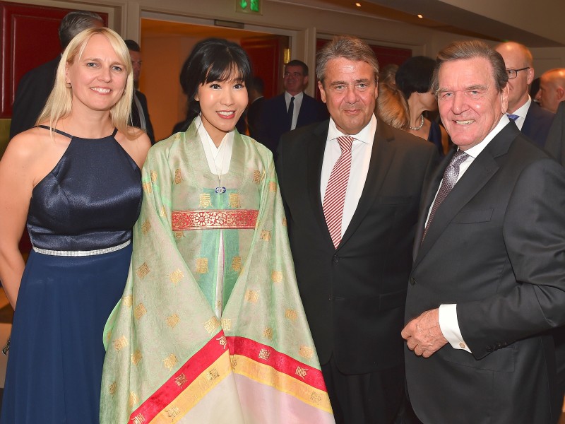 Schröder (rechts) und Soyeon Kim (2.v.l) mit Ex-SPD-Chef Sigmar Gabriel und dessen Frau Anke.