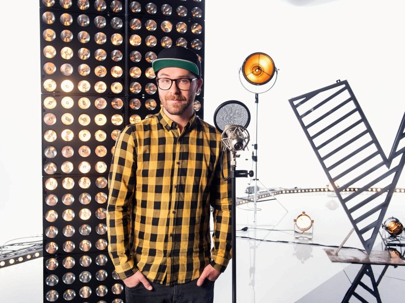 Spätestens seit seinem großen Erfolg mit der Single „Au Revoir“ (2014) ist Mark Forster nicht mehr aus der deutschen Musikszene wegzudenken. Sein Debüt als Coach bei „The Voice of Germany“ feierte Mark im vergangenen Jahr und landete mit Talent Benedikt direkt auf dem zweiten Platz. In der achten Staffel der Musikshow ist Mark zum zweiten Mal als Coach dabei. 