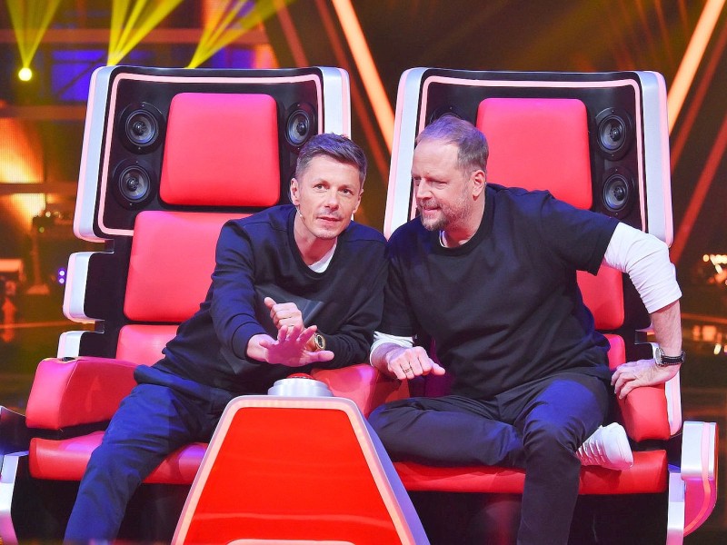 Zum fünften Mal in Folge nehmen Michi Beck (l.) und Smudo der Hip-Hop-Gruppe „Die Fantastischen Vier“ auf dem Doppelstuhl bei „The Voice of Germany“ Platz, um die besten Stimmen Deutschlands zu coachen.