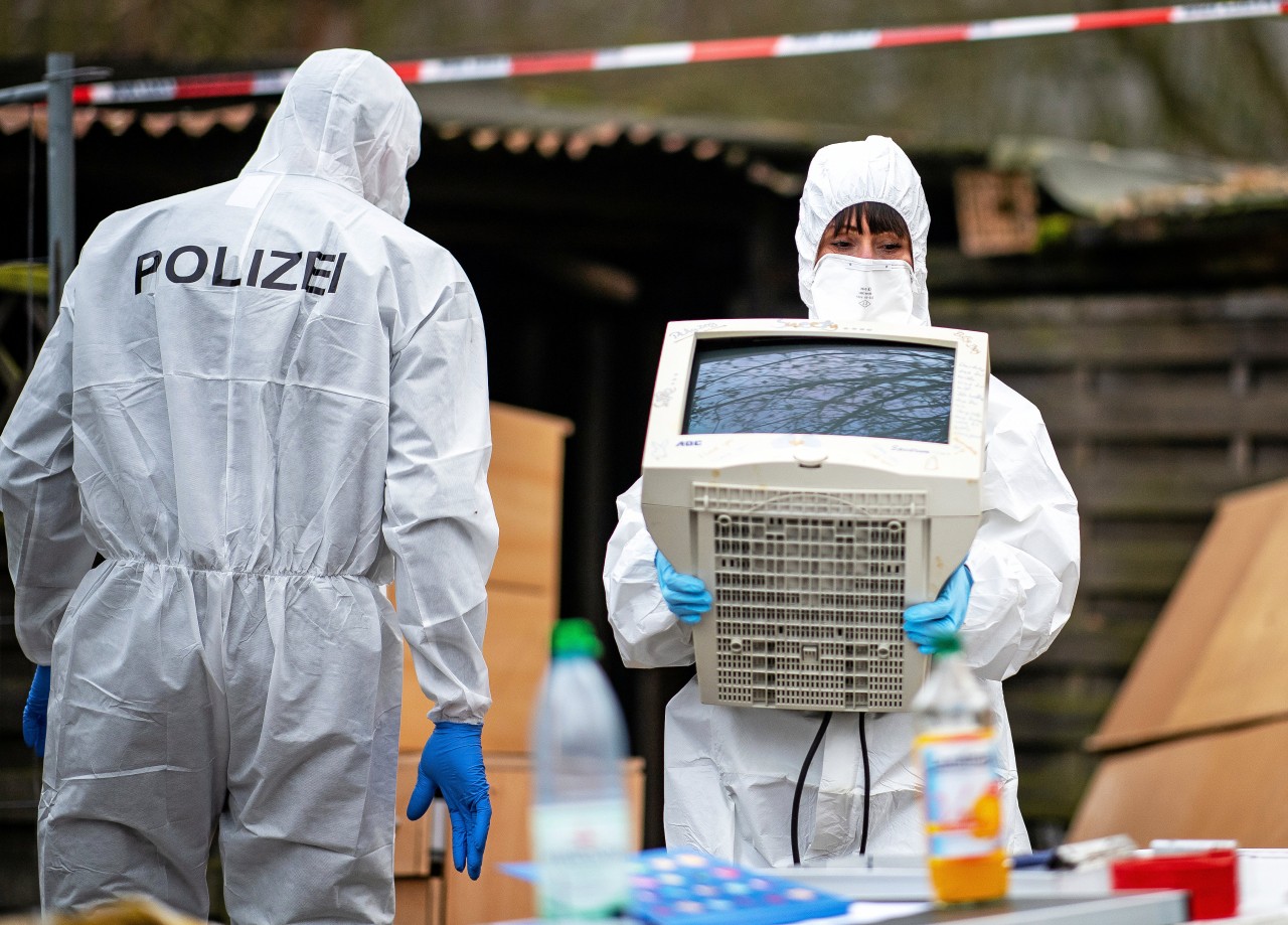 Eine Polizeibeamtin der Spurensicherung trägt einen sichergestellten Monitor aus der abgesperrten Parzelle des mutmaßlichen Täters auf dem Campingplatz Eichwald in Lügde. 