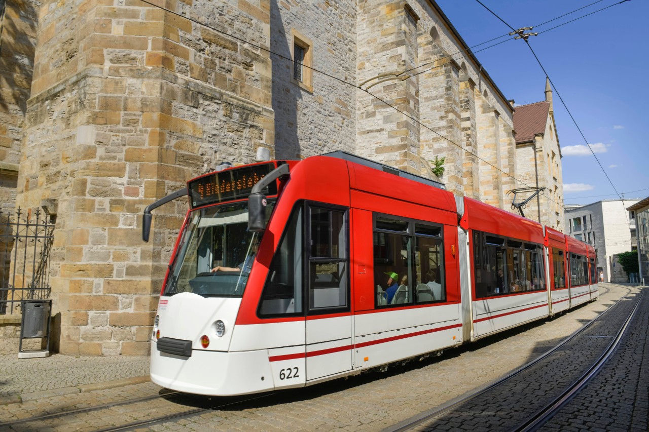 Dem Fahrer blieb nichts übrig, als den Mann aus der Bahn zu schmeißen. (Symbolbild)