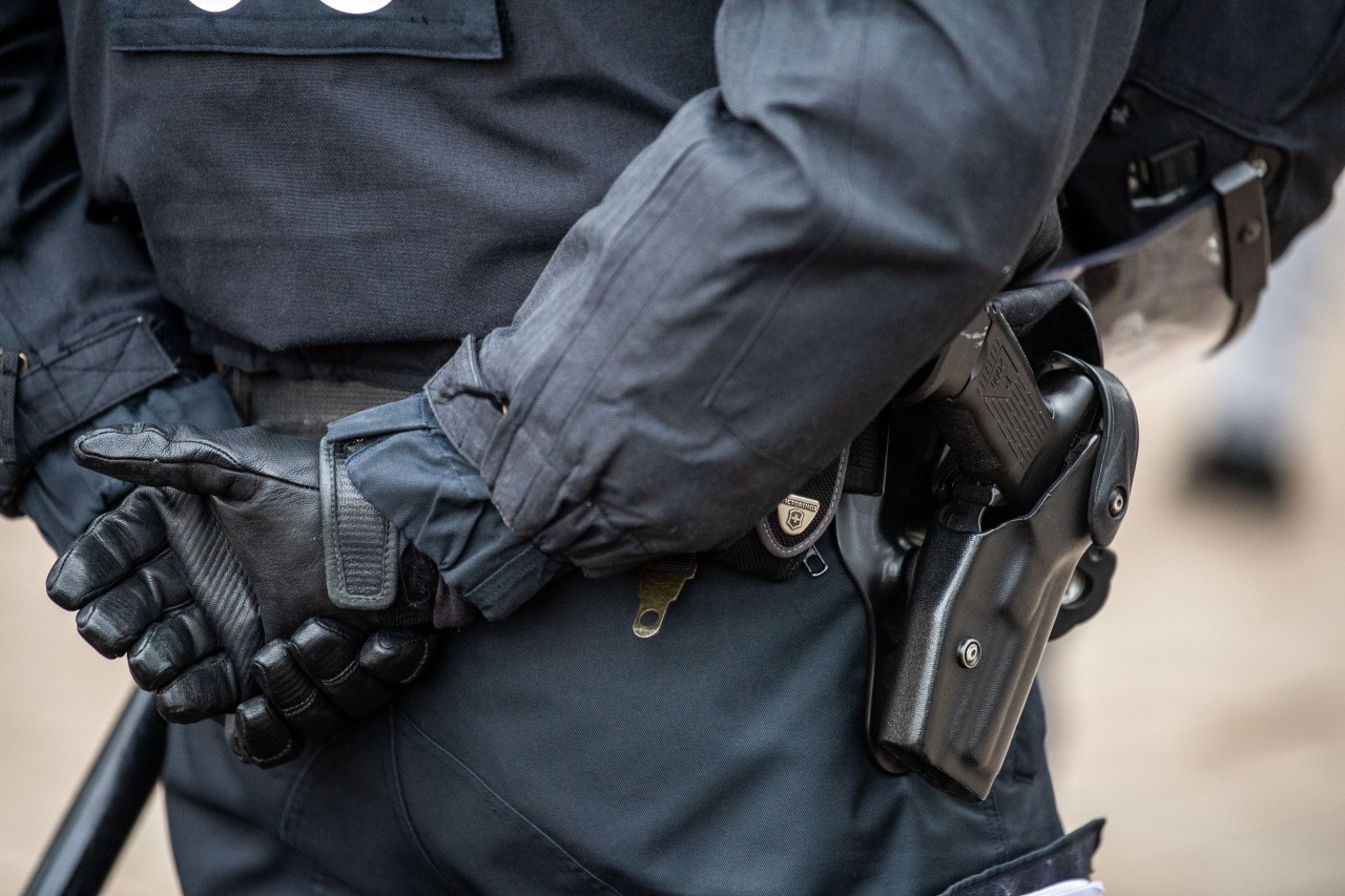 Ein Mann flippte am Hauptbahnhof Erfurt derart aus, dass sich die Polizei gezwungen sah, ihre Waffen zu ziehen. (Symbolbild)