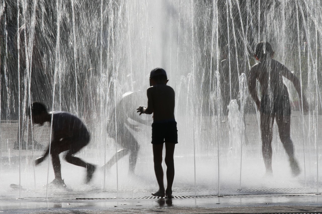 Erfurt: Spielende Kinder an einem Springbrunnen. (Symbolbild)