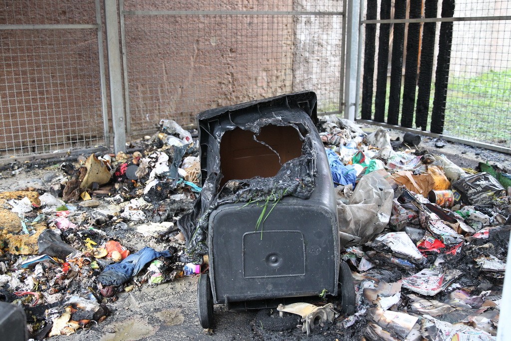 Mehrere Mülltonnen brannten in einem Unterstand in Bleicherode.