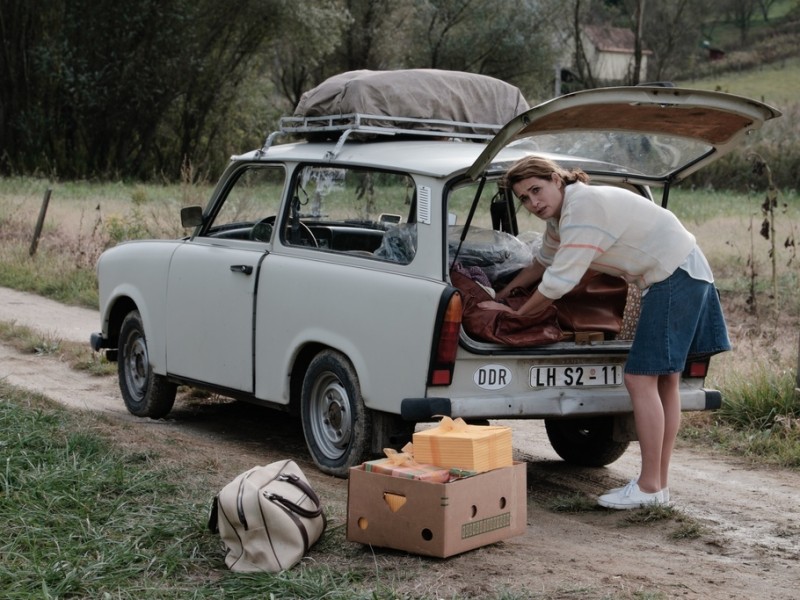 Kirsten Stresemann (Anja Kling) fährt mit einem mit Geschenken vollbepackten Trabi an den Balaton, um die Hochzeit ihrer Tochter zu feiern.