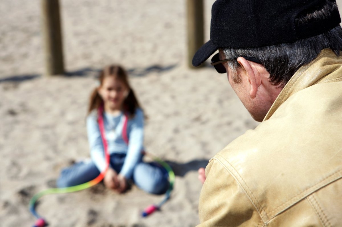 gotha mann unbekannter fremder kind mädchen kinderfänger welpen