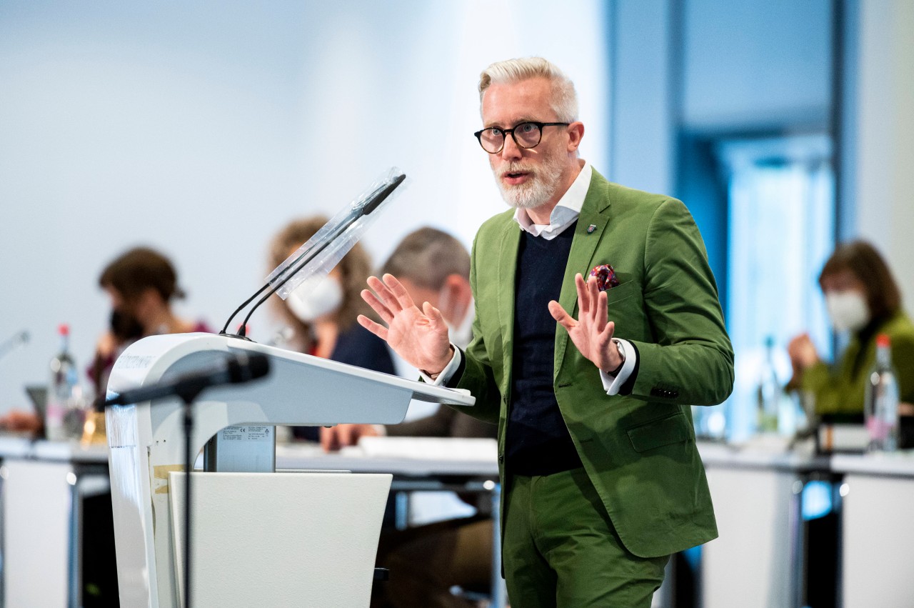 Er tanzt in der Thüringer Regierung gerade auf zwei Hochzeiten. Staatskanzleichef Benjamin Hoff (Linke).