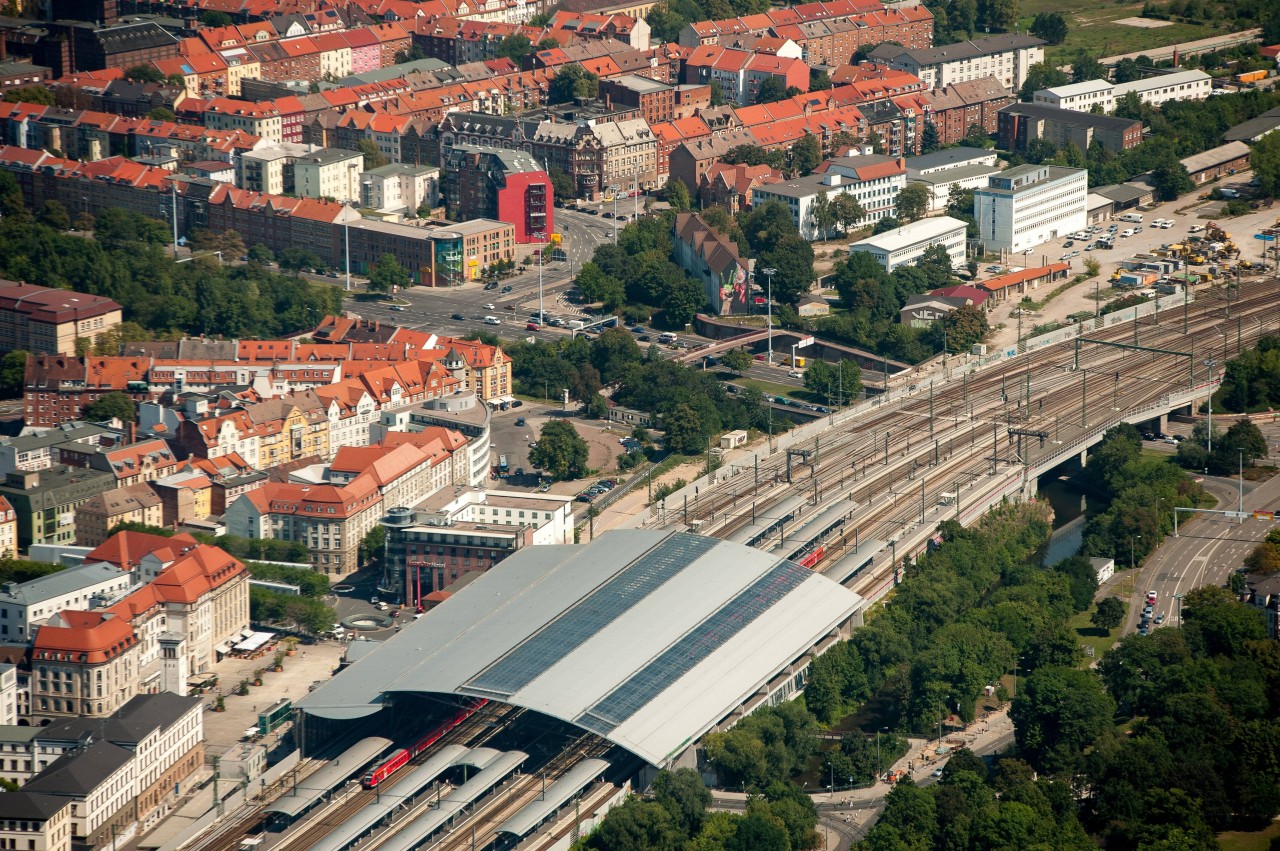 Blick auf den Hauptbahnhof und das Areal für die geplante ICE-City in Erfurt rechts oben. (Archivfoto)