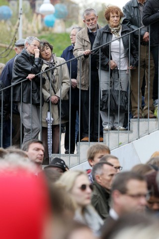 Auch hier, zehn Jahre nach dem Amoklauf trauern die Menschen.