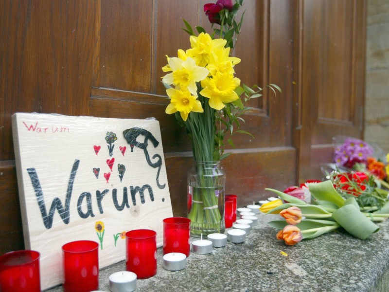 Blumen Kerzen und die Frage - Warum - an der Schwelle des Gutenberg-Gymnasiums in Erfurt erinnern an den Amoklauf Robert Steinhäusers.