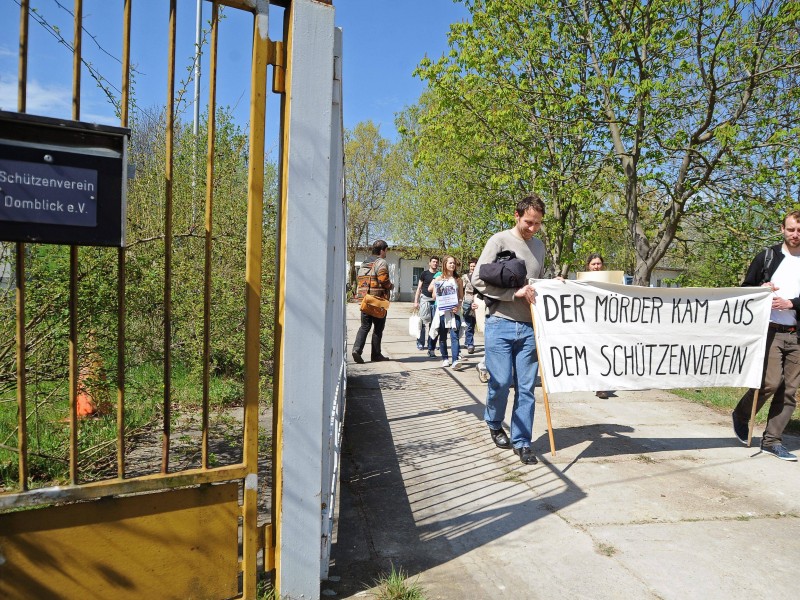 Demonstranten gegen Sportwaffen erinnern an den Amoklauf.