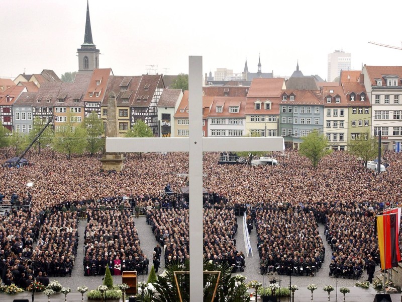 Gedenkgottesdienst auf dem Domplatz zu Ehren der Opfer des Amoklaufs.