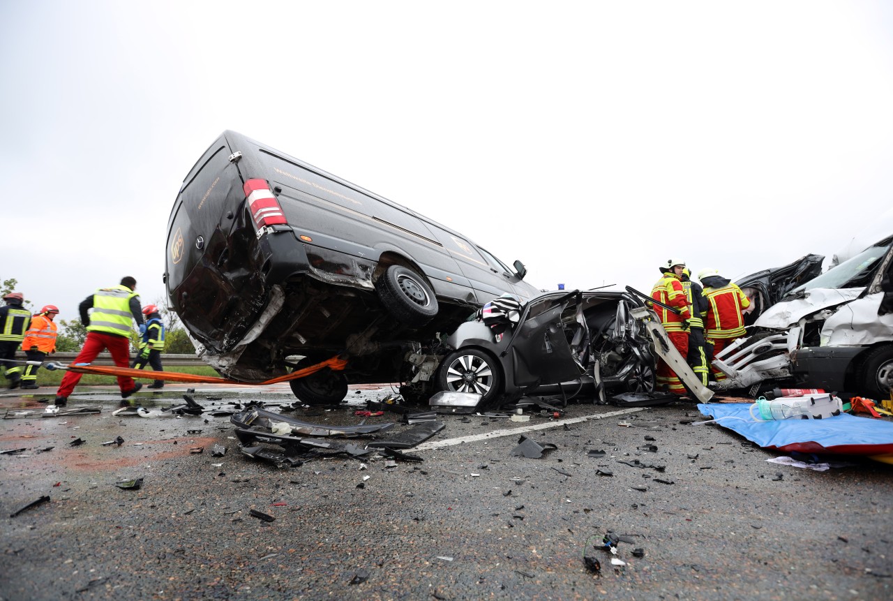 Bei einer Massenkarambolage auf der A4 zwischen dem Hermsdorfer Kreuz und Gera eine Frau ums Leben gekommen, viele Menschen wurden verletzt. (Archivfoto)