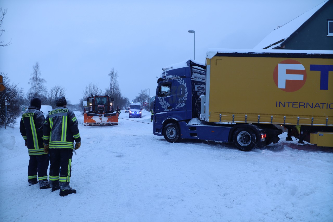 Lkw standen stellenweise, wie hier bei Eisfeld (Lkr. Hildburghausen), quer.