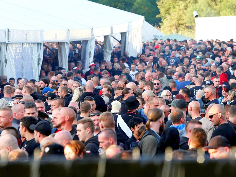 Dieses Foto zeigt, wie voll das Festival „Rock gegen Überfremdung“ in Themar im vergangenen Jahr war. Damals kamen laut Medienberichten rund 6000 Neonazis. Die Stadt hat rund 3000 Einwohner. 