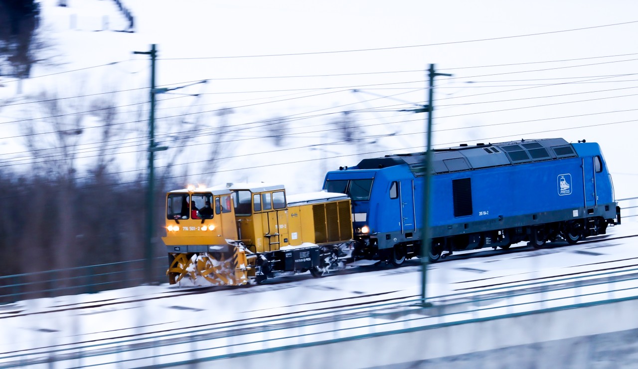 Eine Schneefräse fährt über die Unstruttalbrücke der verschneiten Schnellstrecke Erfurt-Halle/Leipzig. Der seit Tagen wegen der Schneemassen gesperrte Abschnitt der ICE-Trasse München-Berlin könnte bald wieder freigegeben werden. 